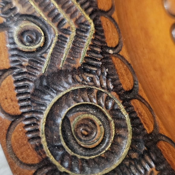 VINTAGE ROUND HAND CARVED WOODEN PLATE - Picture 2 of 5